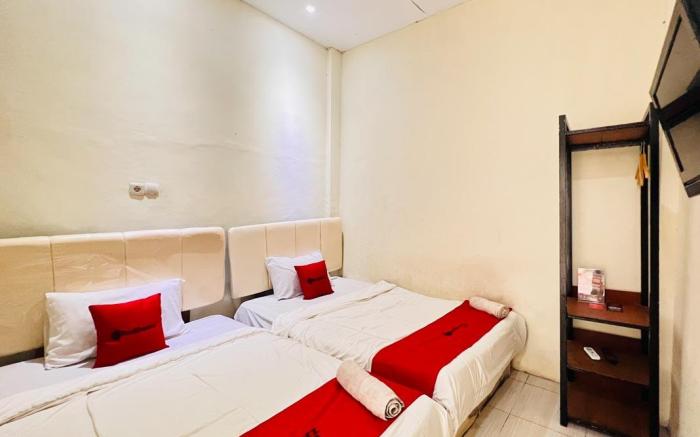 RedDoorz near Alun Alun Sidoarjo