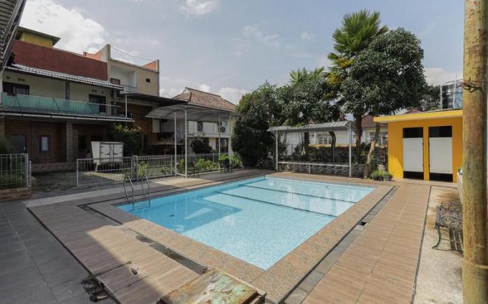 RedDoorz Plus near Museum Angkut Batu 4