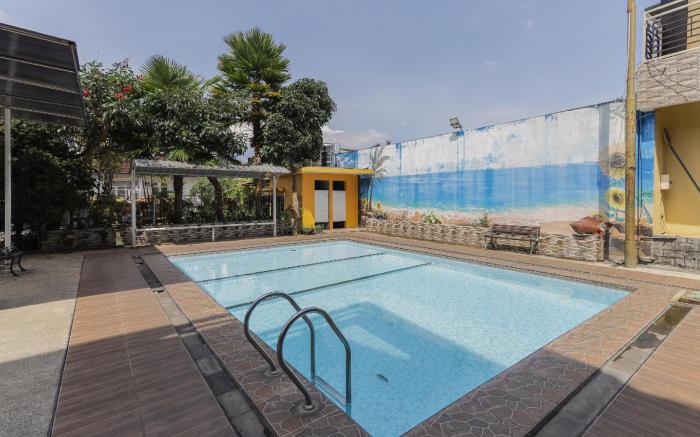 RedDoorz Plus near Museum Angkut Batu 4