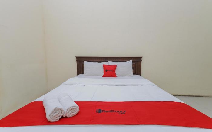 RedDoorz Plus near Museum Angkut Batu 4