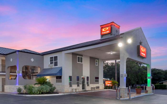 Econo Lodge Inn & Suites Near Lackland AFB