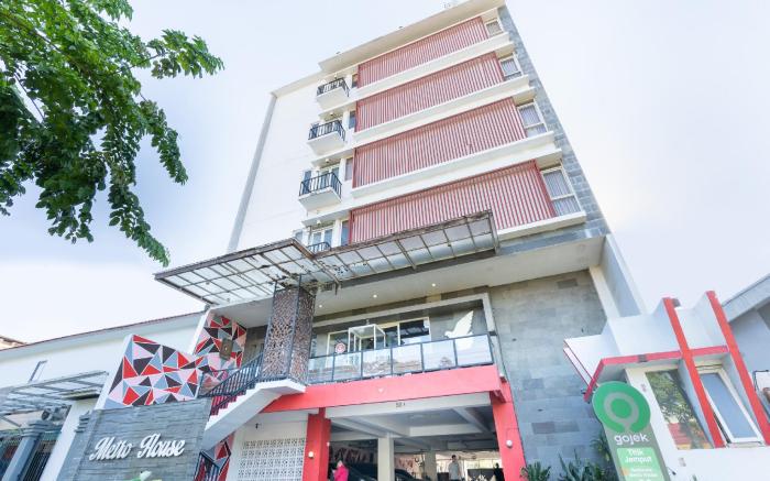 Super OYO Flagship 91863 Metro House