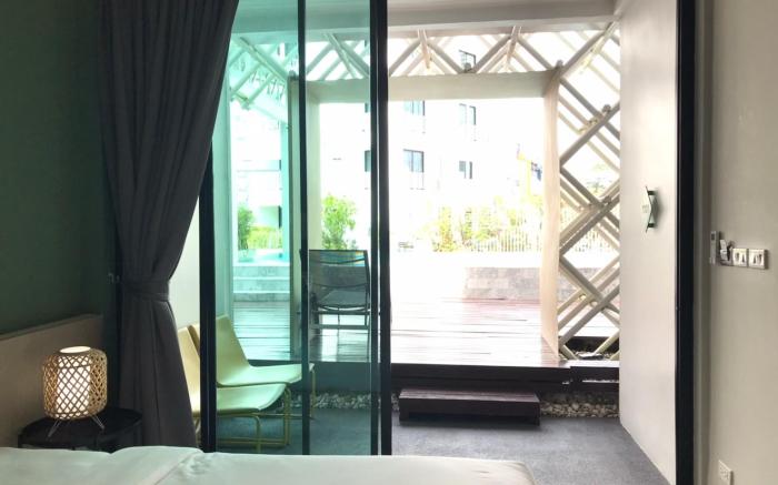 Pool side deluxe room3