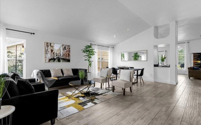 Bedrooms  2 Bathrooms Lindfields 3026 BC