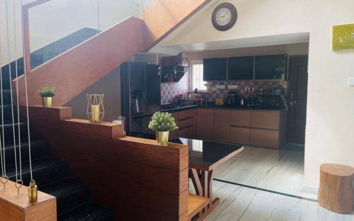 Luxury Duplex - Rooftop Lawn, Hill View, Fire Camp