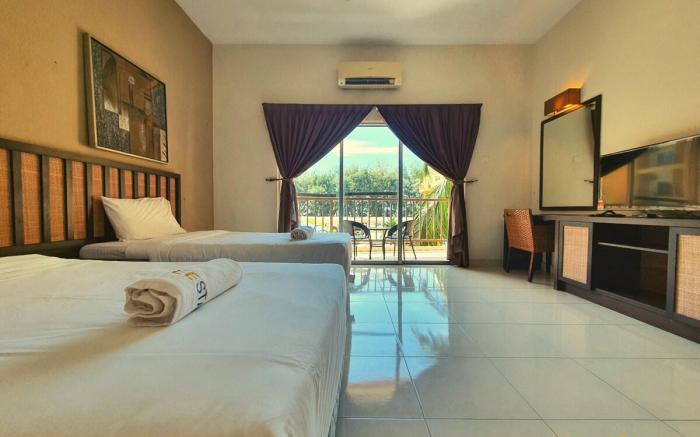 Themepark View Gold Coast Morib w bathtub A2236