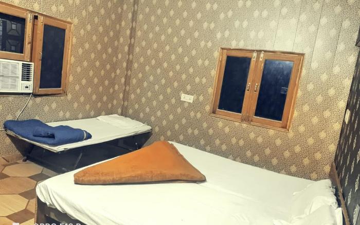 Goroomgo Anand Guest House Mathura