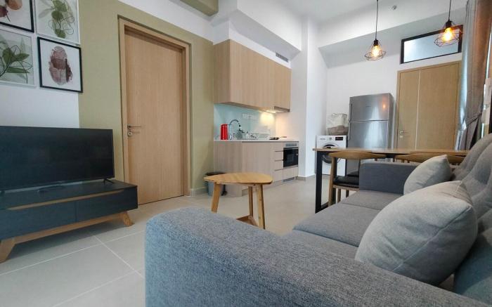 One Room 50mShopping Mall Monorail Breezy