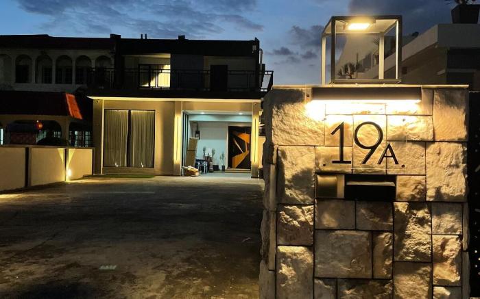 BRAND NEW 5000 SQFT Semi-D Hype Home (12pax)