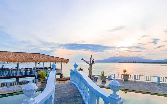 Gili Beachfront Suites
