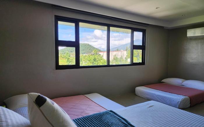 Spacious 5 BR townhouse, luxe, clean, modern