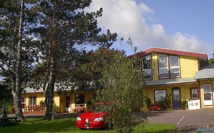 The Pines Motel and Cottages