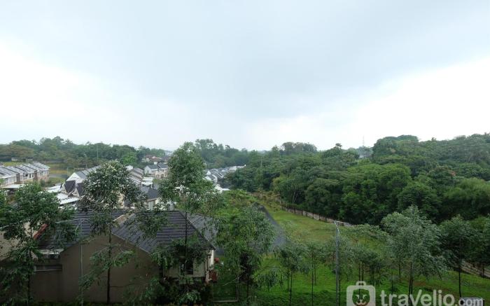 Comfort and Modern 2BR Royal Heights By Travelio