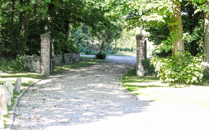 Kingston Country Courtyard