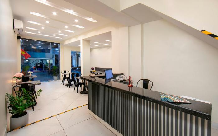Queen Cafe Hotel & Pub