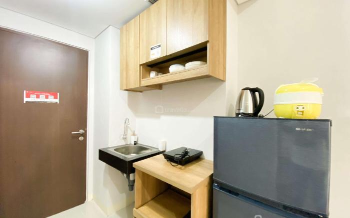 Chic Cozy Studio at Transpark Juanda By Travelio