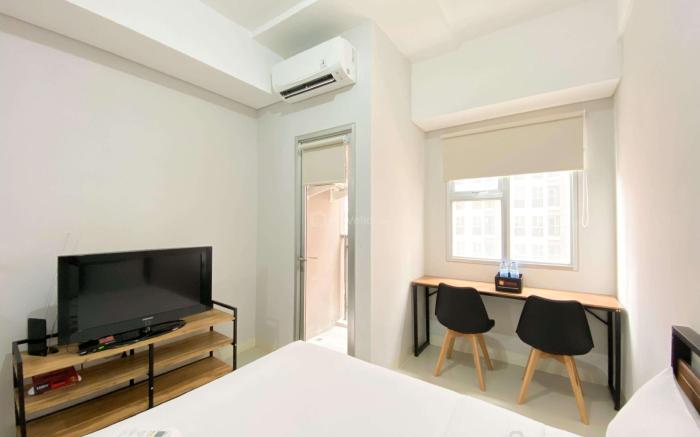 Chic Cozy Studio at Transpark Juanda By Travelio