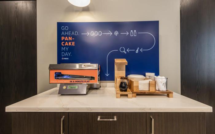 HOLIDAY INN EXPRESS AND SUITES TORONTO AIRPORT SOUTH By IHG