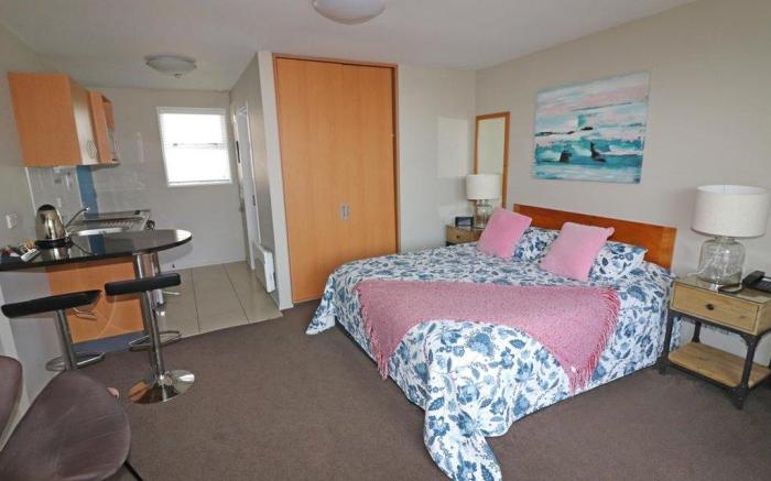 Sumner Bay Motel