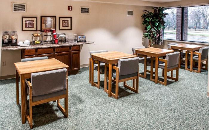 Econo Lodge Inn & Suites