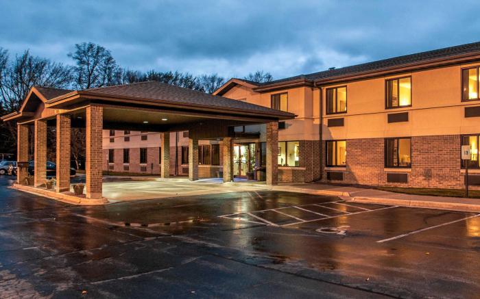 Econo Lodge Inn & Suites