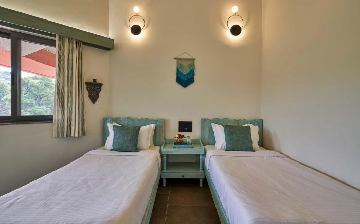 StayVista's Amoda Villa - Near Venna Lake, Amidst Farmland with Jacuzzi and Indoor Activities