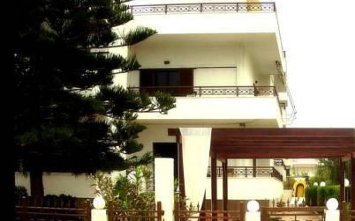 Chris Studios & Apartments