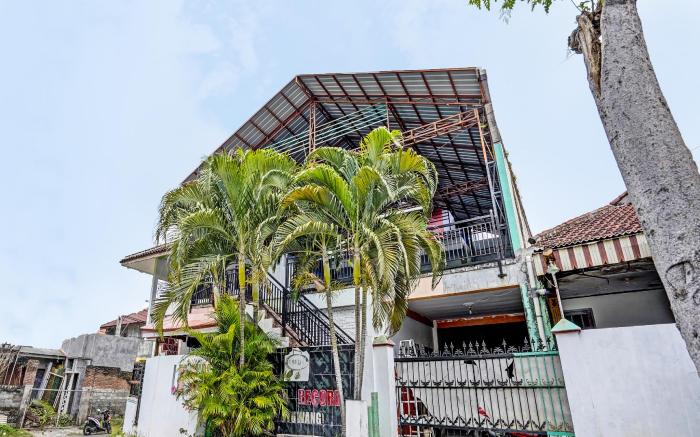 SPOT ON 92452 Griya Sandi Residence Family 