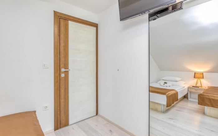 Pool & Whirlpool Villa Art Four