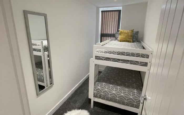 Newly Refurbished Clarendon Apartments, Free WIFI, Parking