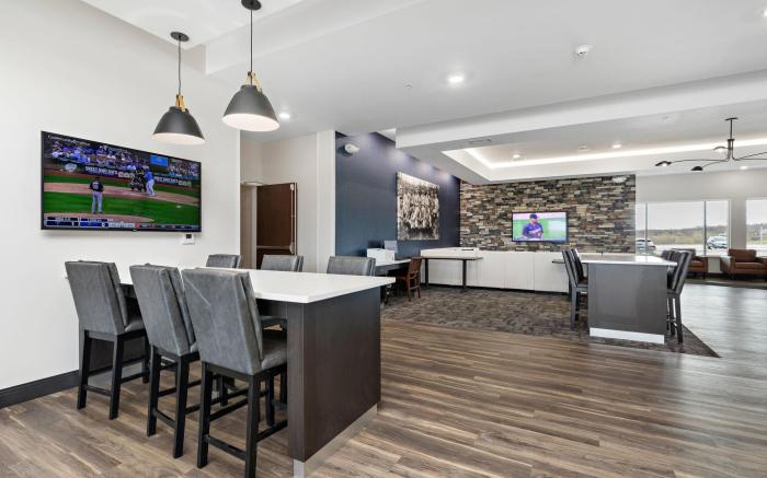 HOLIDAY INN EXPRESS KANSAS CITY NORTH PARKVILLE By IHG