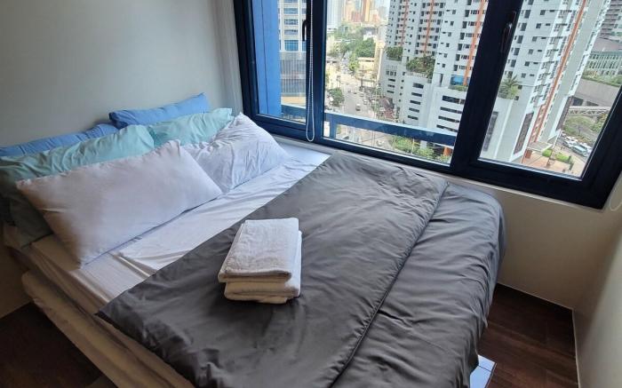 Aesthetic 1br w/ Pool View Near Airport & Sky Way