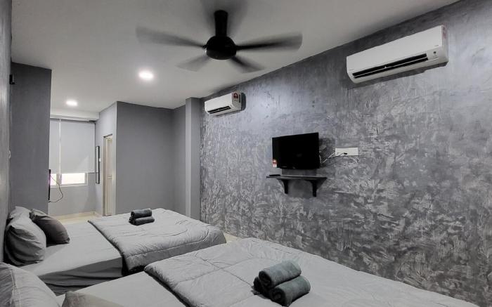 Fella Studio Bandar Baru Uda Two King Beds 6