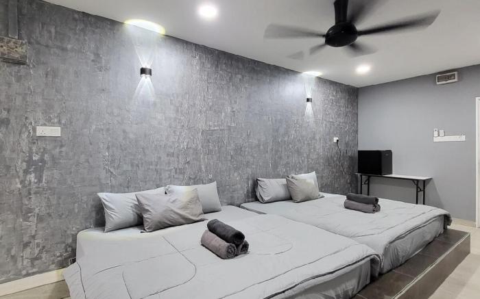 Fella Studio Bandar Baru Uda Two King Beds 7