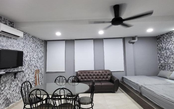 Fella Studio Bandar Baru Uda Three Queen Beds 9