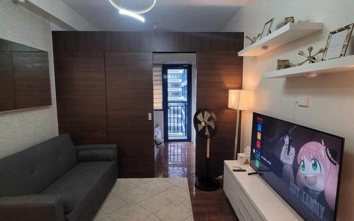 Modern 1br Condo w/ Balcony near Airport & Sky Way