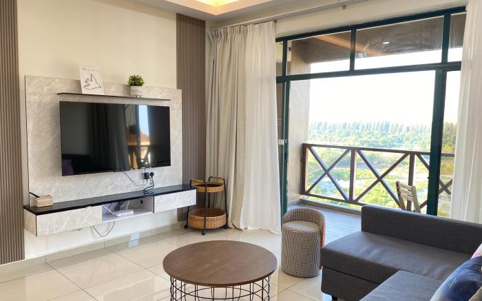 Gracious ~ Walking Distance to SEE, SHOP and EAT