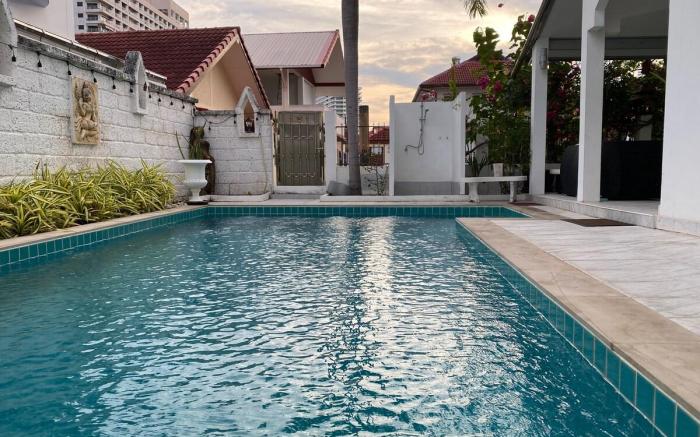 Royal park,jomtien beach 880M,4+1BR VILLA