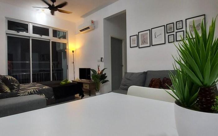 JB Green View Luxury Condo w 2 free parking wifi