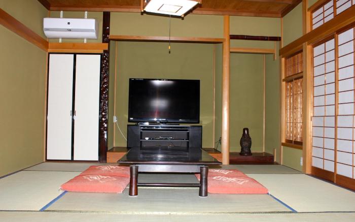 Entire Traditional House 7 min walk from JR sta.