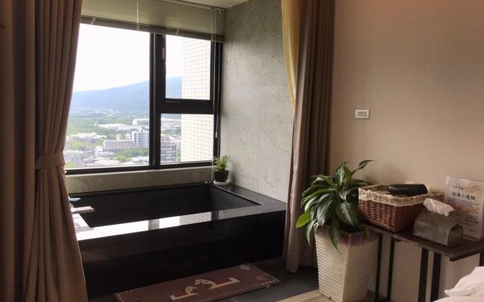Self check-in, enjoy the hot spring and view here