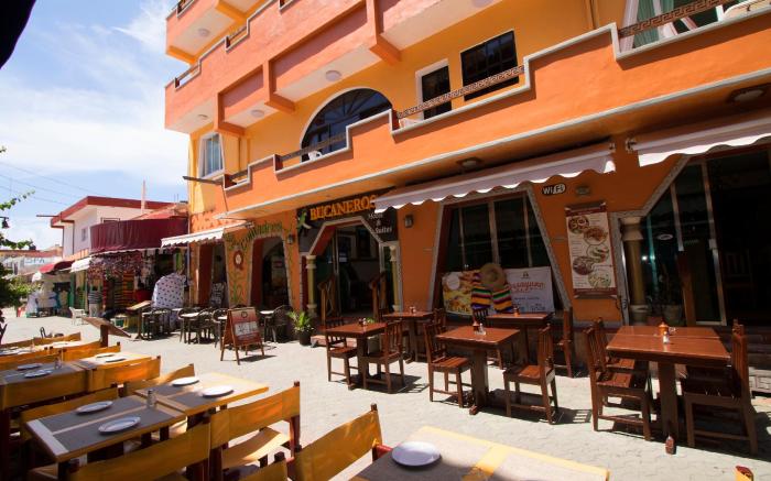 Hotel Bucaneros