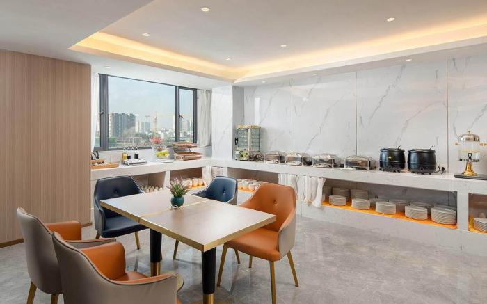 Kyriad Marvelous Hotel Guigang Wuyue Plaza High-speed Railway Station