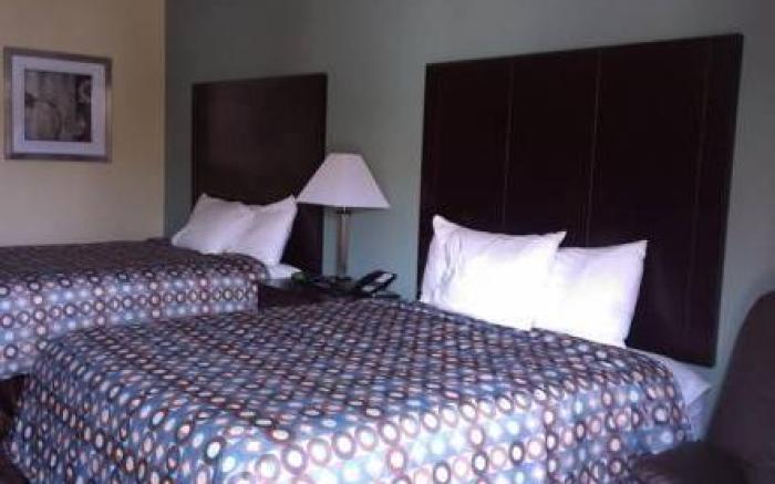 Pearsall Inn and Suites