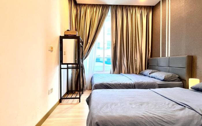 Melaka-Cozy 2-BR Retreat: AC, Street Views & Games