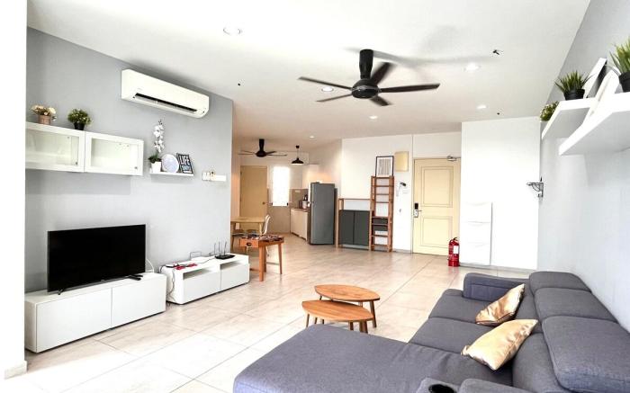 Melaka-City Center Retreat: Stunning Seaview-3 BR