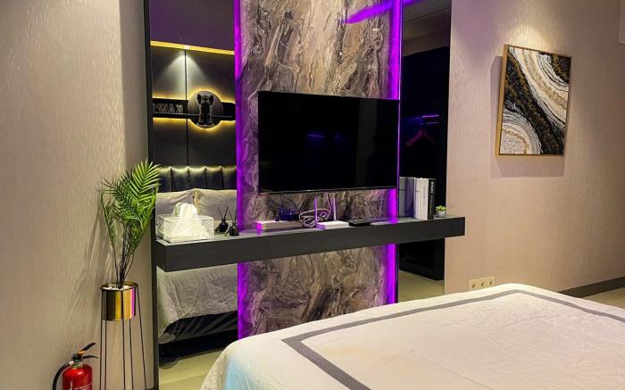 Monochrome La Casa IV at Anderson