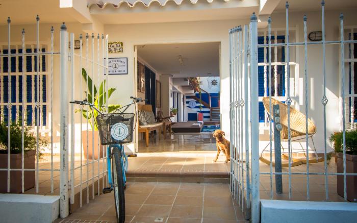 Casa del Puerto Hostel & Suites