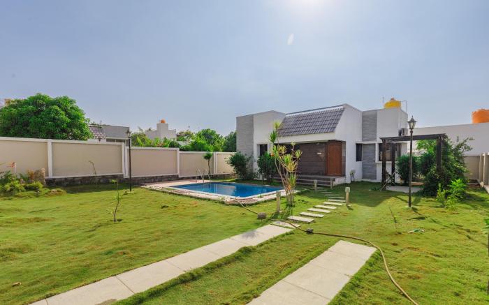 JhilMil Pool Villa by StayJade| 2BHK| Lawn