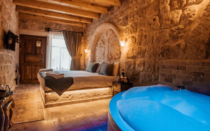 Bayar Cave Suites